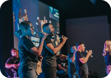 Junge Sänger*innen auf Bühne